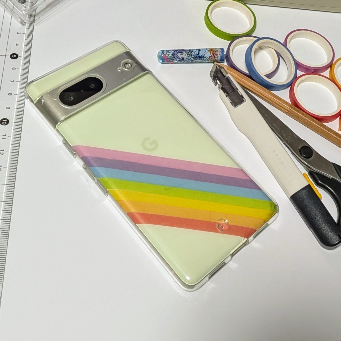 虹色ストライプでハピなるにデコられたPixel 7